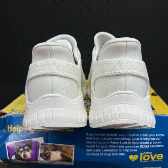 New W/ Box! Women's Skechers Bob Sport Memory Foam White Slip Ins Size 11 Wide - Picture 4 of 5